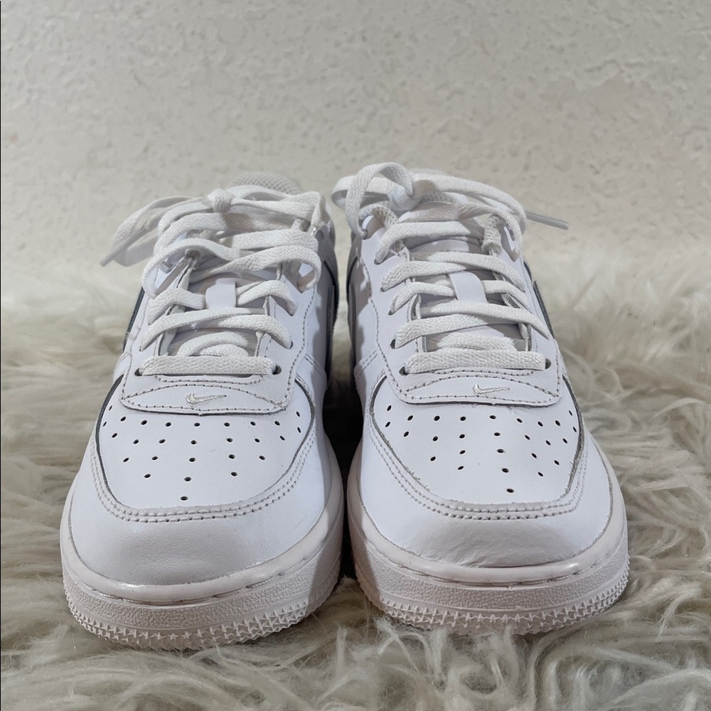 NIKE Kids' Grade School Air Force 1 Low Shoes White Sneakers Size 1 NEW - Picture 2 of 14